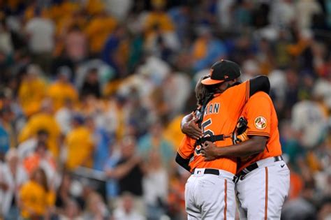 Orioles break through in 10th to beat red-hot Mariners, 1-0, backing Cole Irvin and bullpen